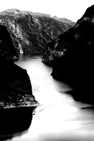 Лодка на реке среди высоких гор обои