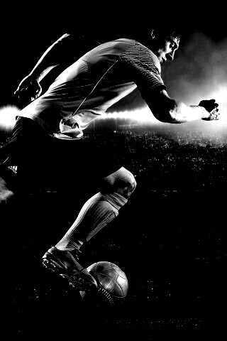 Футболист с мячом обои