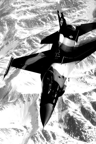 Истребитель над снежными пиками гор обои