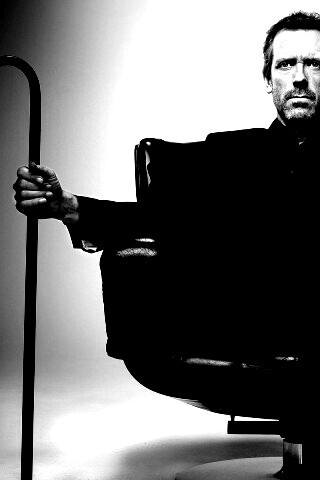 Хью Лори в кресле обои