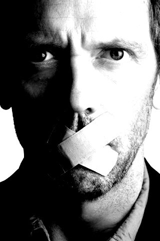 Хаус с пластырем на рту обои