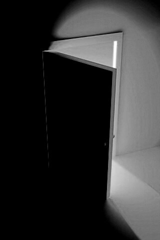 Свет из-за открытой двери обои