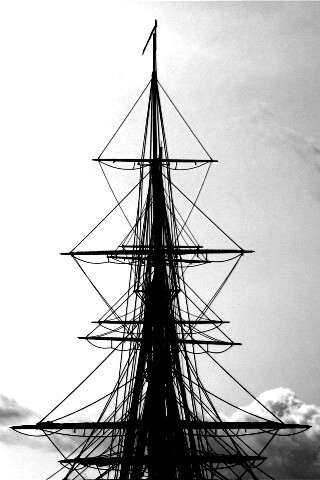 Мачта корабля на фоне неба обои