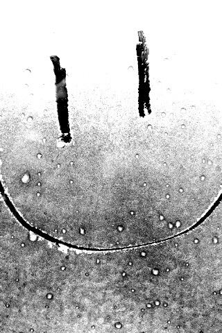 Улыбка на стекле обои