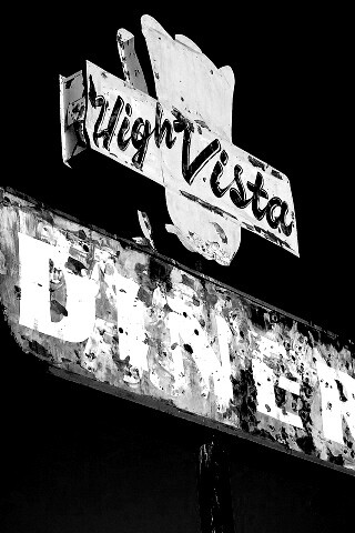 Вывеска заброшенного ресторанчика обои