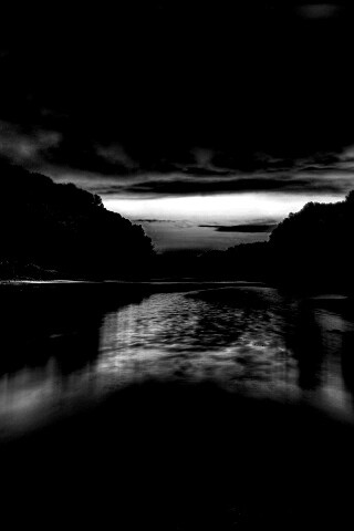 Багровый закат и водная гладь обои