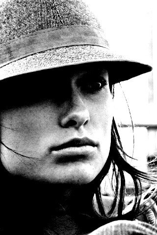 Оливия Уайлд в шикарной шляпе обои