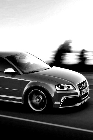 Красная Audi модели RS3 на дороге обои