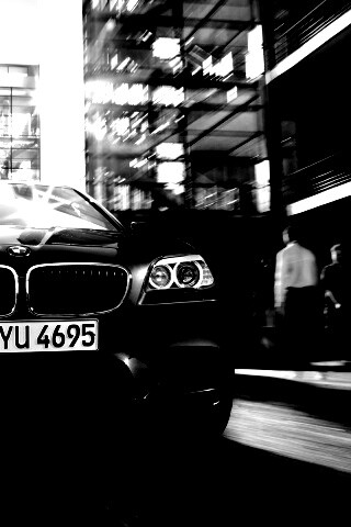 BMW покоряет городскую улицу обои