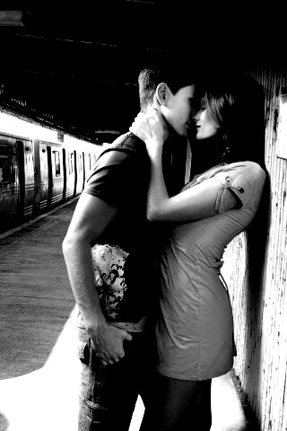 Прощание на станции метро обои