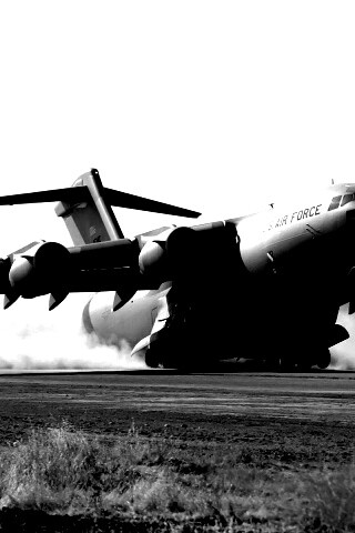 Грузовой самолёт на посадке обои