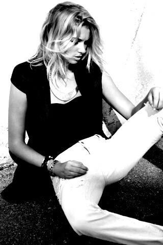 Девушка у стены обои