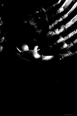 Девушка с ребенком прячется от монстра обои