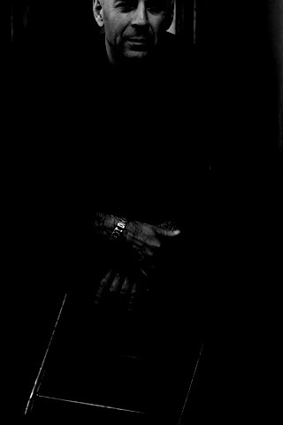 Брюс Уиллис на раскладном стуле обои