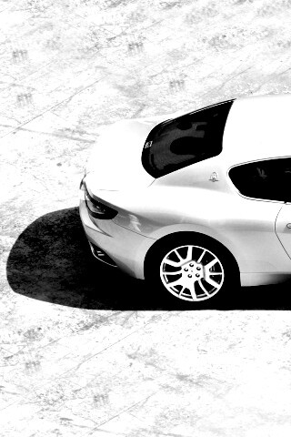 Белая мазерати на солнцепеке обои