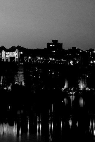 Мост и катера на закате обои