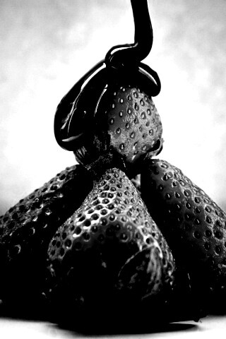 Аппетитная клубничка с шоколадом обои