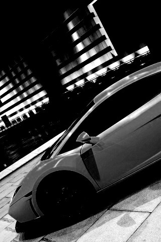 Желтая ламборджини в автосалоне обои