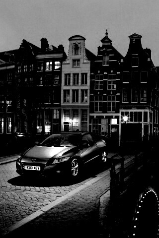 Автомобиль на мосту в свете фонаря обои