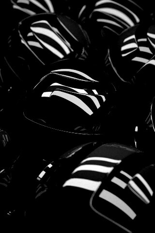 Красные объемные шарики обои