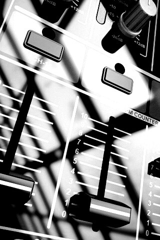 Пульт диджея и отражение на нем обои