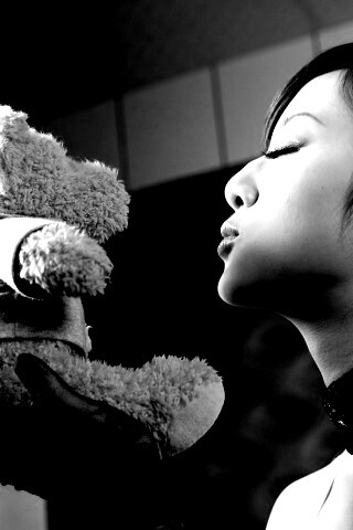 Азиатка любит медвежонка обои