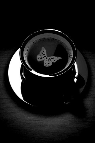 Чашка кофе с пенкой в форме бабочки обои