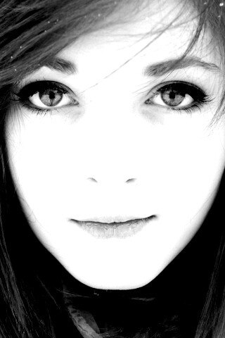 Рыжая в капюшоне обои