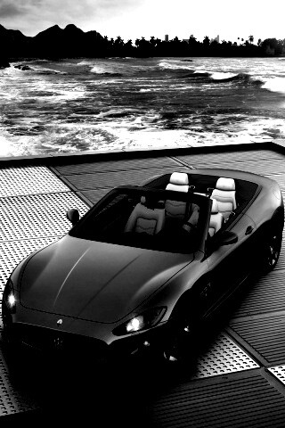 Мазерати на берегу моря обои