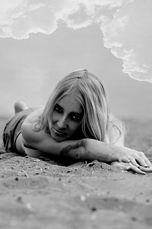 Девушка на пляже обои