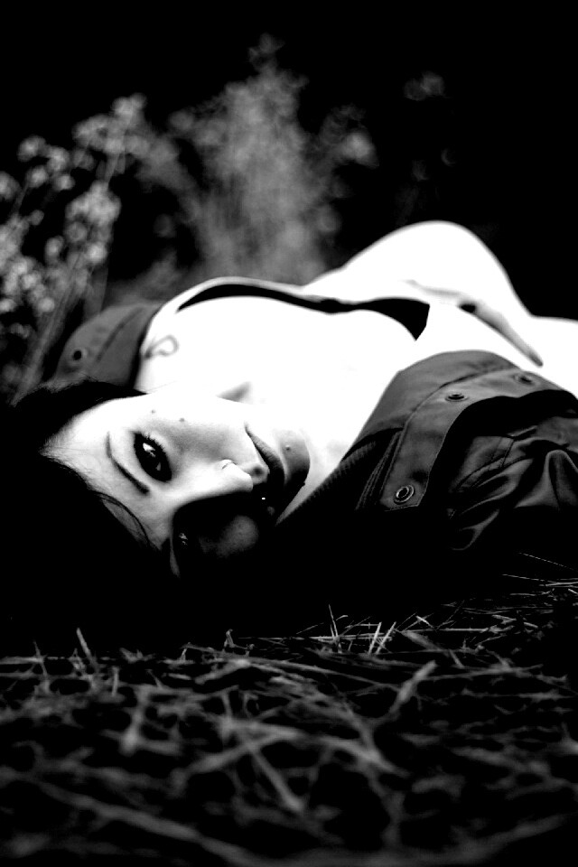 Лежащая на траве обои