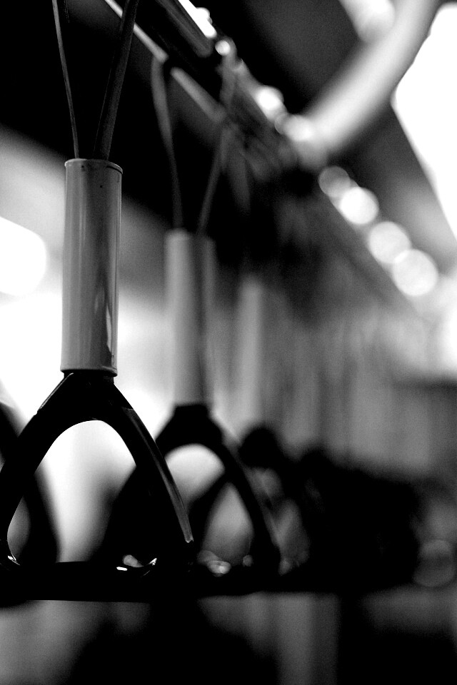 Поручни в метро обои