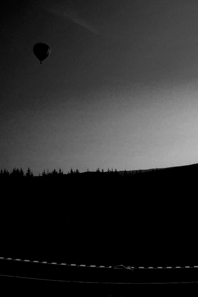 Воздушный шар над треком обои