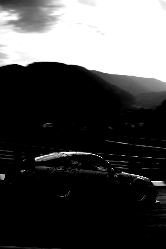 Гоночный Порше на треке обои