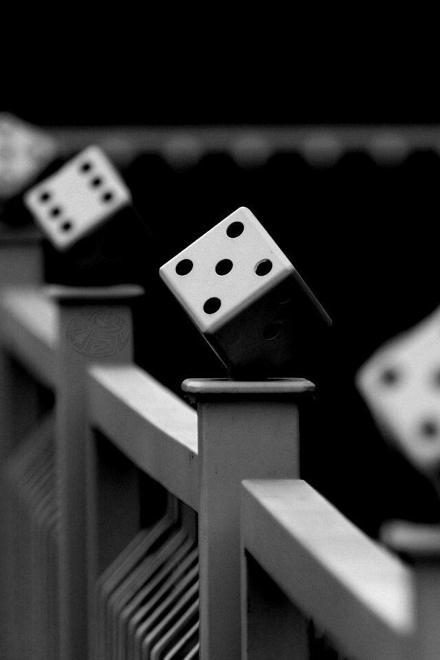 Игральные кости украшающие перила обои