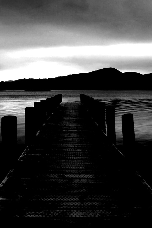 Деревянный причал на озере обои