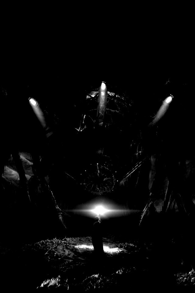 Свет против механического монстра обои