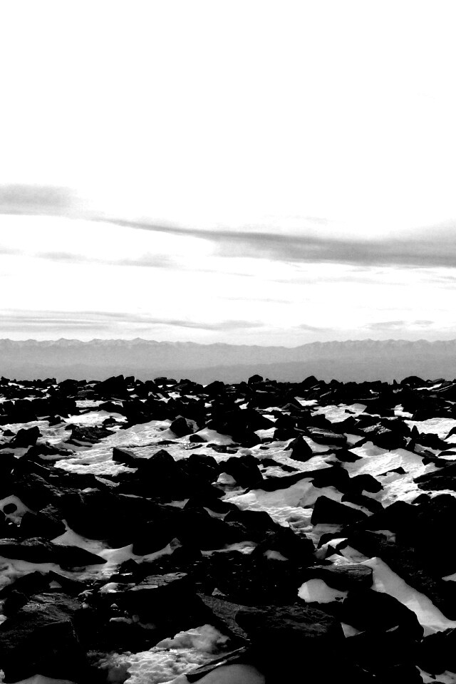 Заснеженная каменистая равнина обои