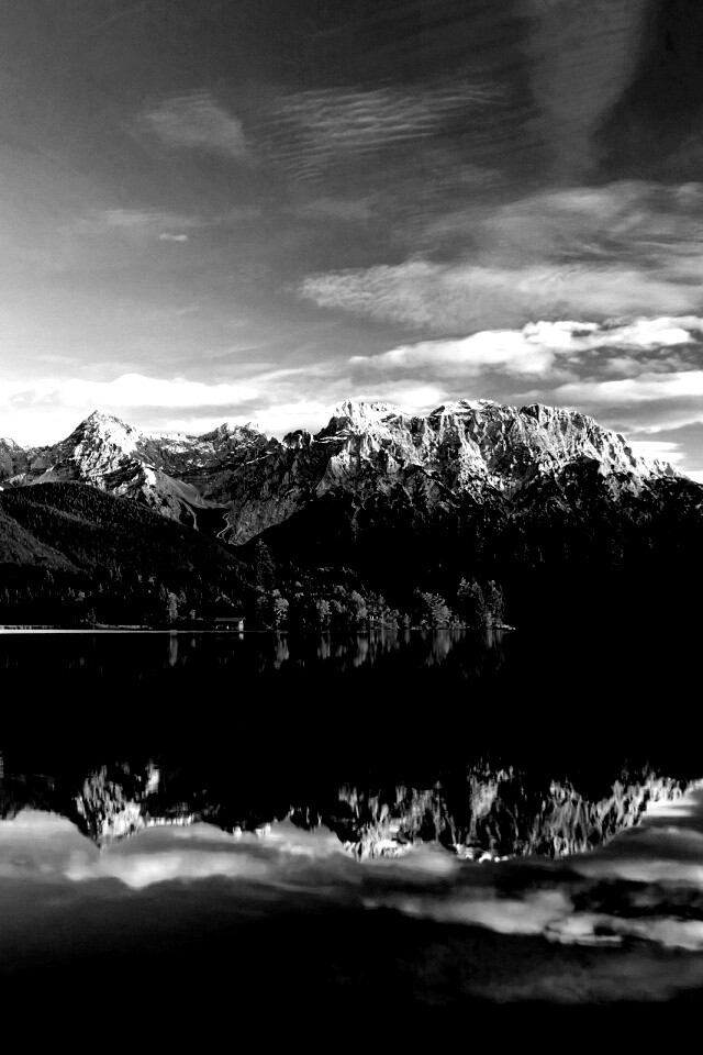 Горы отражаются в озере обои