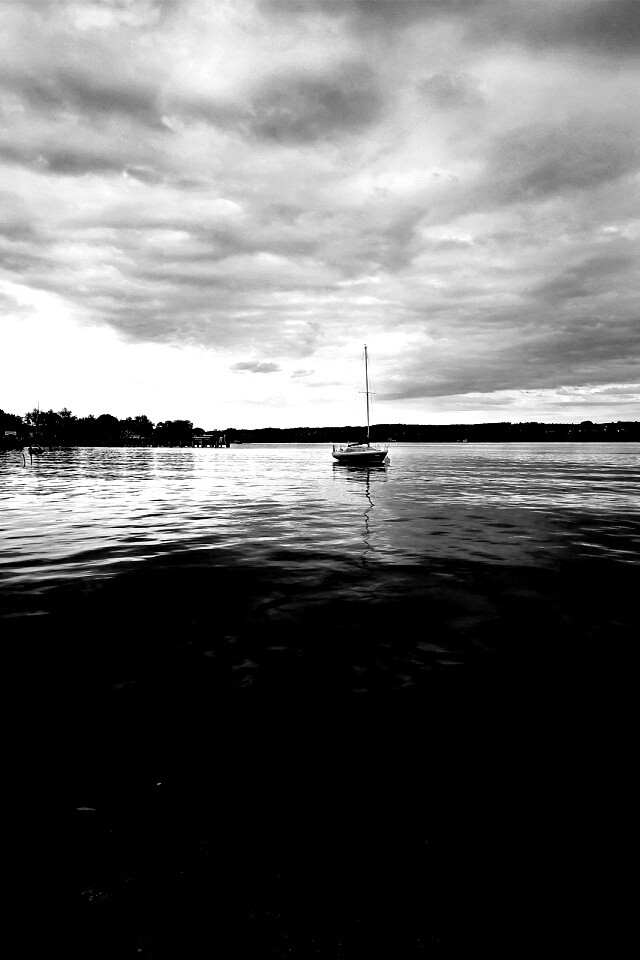 Яхта на озере обои