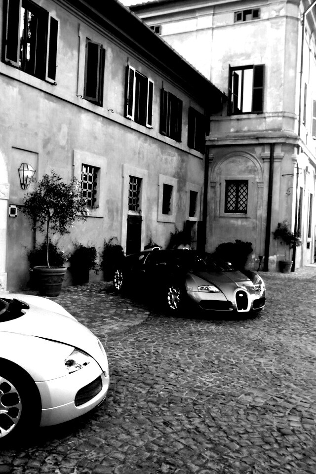 Два Бугатти у дома обои