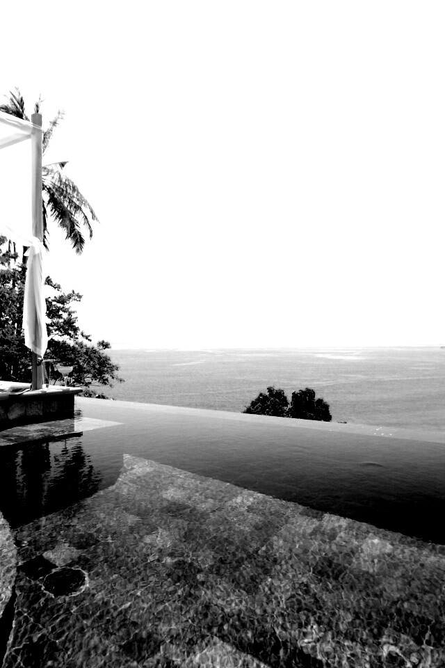 Бассейн на берегу моря обои