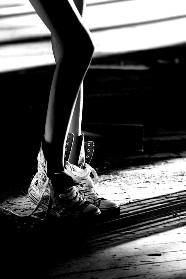 Ножки в кедах обои