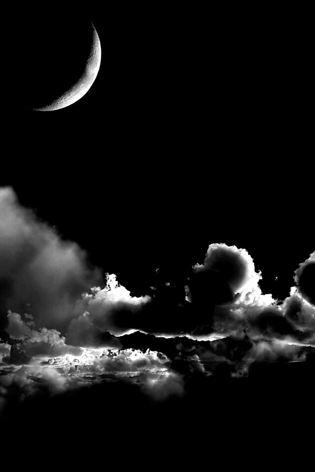 Облака и луна в ночном небе обои