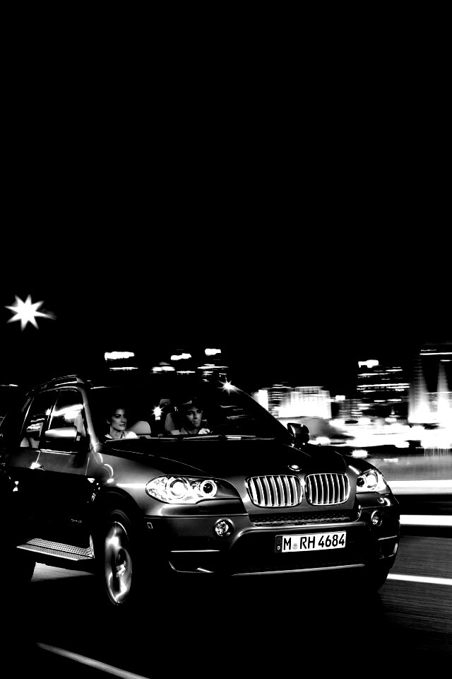 Пара в BMW X5 обои