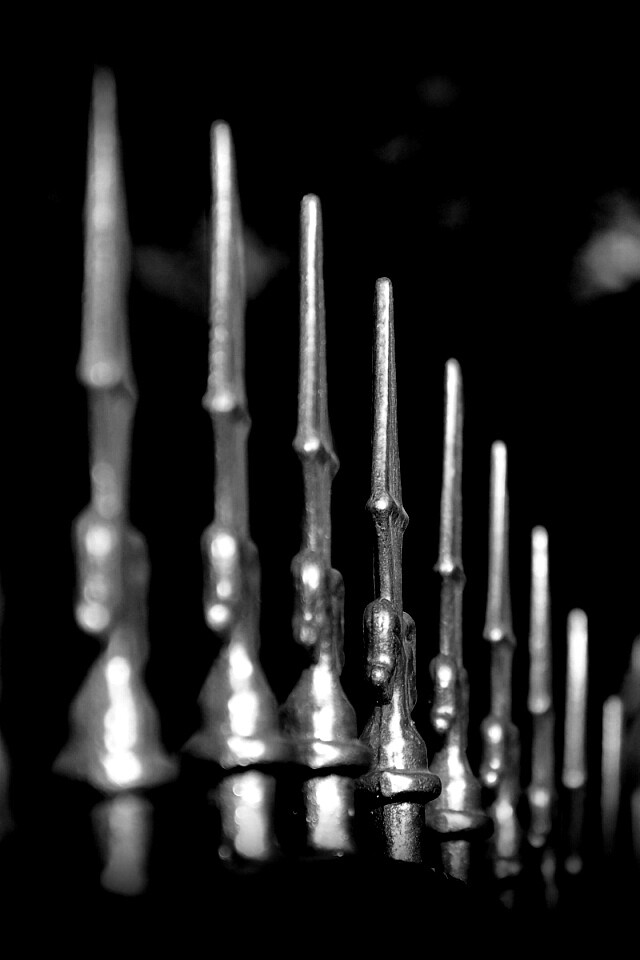 Оранжевые наконечники на ограде обои