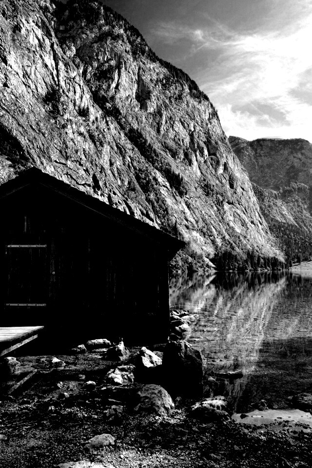 Лодный сарай на горном озере обои