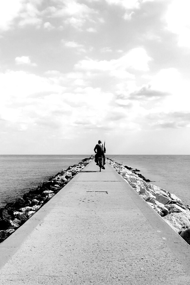 Велосепидист на волнорезе обои