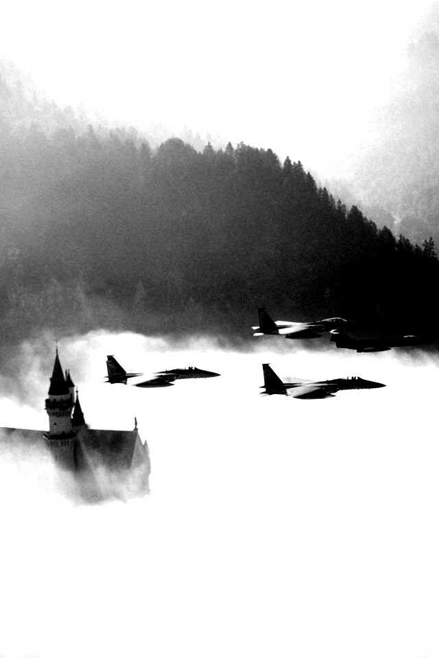 Истребители над замком обои