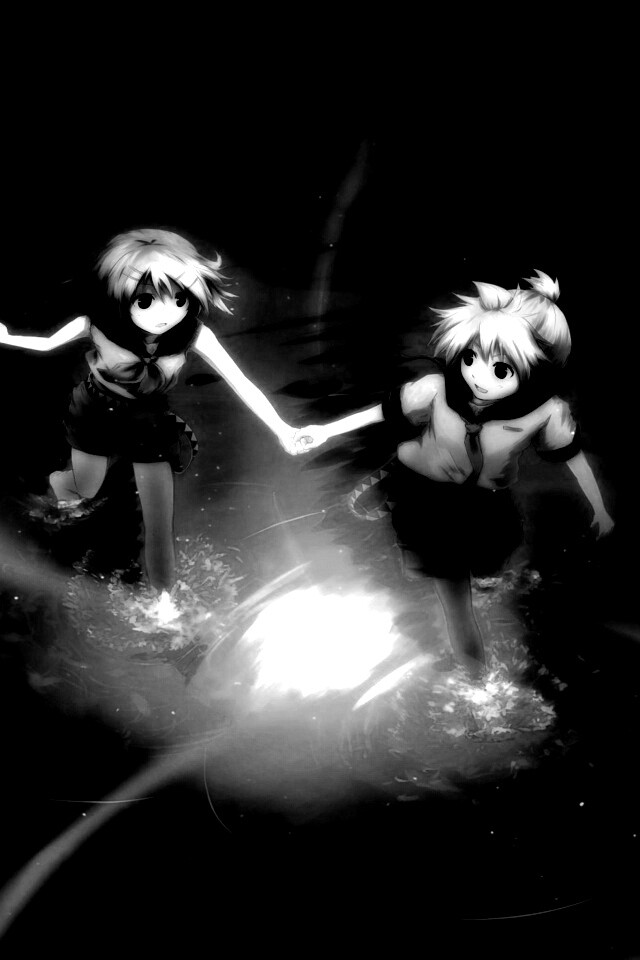 Девочки бегут по воде обои